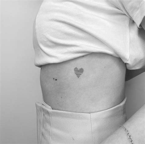 tatuajes pequeos para el pecho|Tatuajes pequeños en el pecho para mujeres。